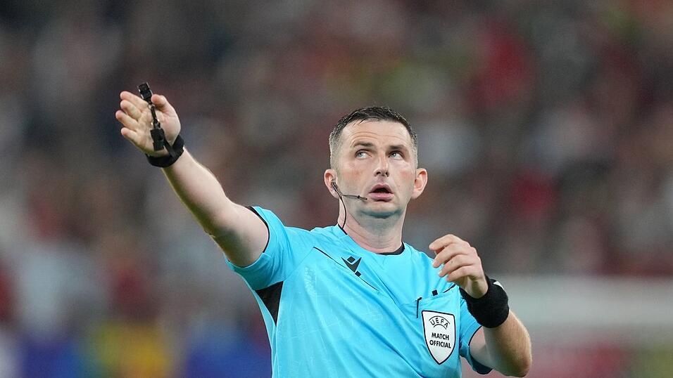 Der Engl&auml;nder Michael Oliver leitet das Champions-League-Spiel Bayern M&uuml;nchen-Bayer Leverkusen.