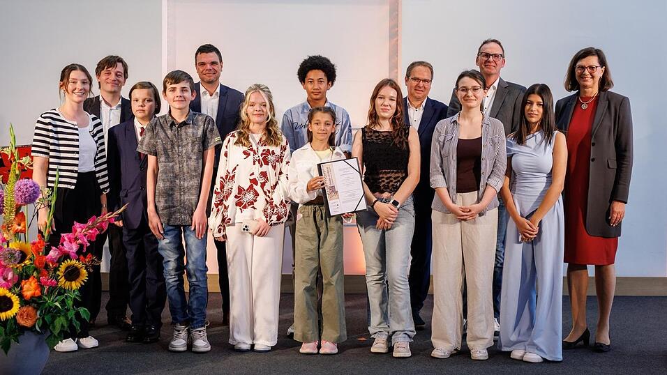 Die Sch&uuml;ler der Viktor-Karell-Realschule bei der Verleihung des Sonderpreises mit Englischlehrerin Alwina Wolf, Prof. Dr.-Ing. Ludwig Hoegner, Betreuende Lehrkraft Josef Plank, Schulleiter Alfred Reithmeier, Deutschlehrer Markus St&ouml;cker und Landtagspr&auml;sidentin Ilse Aigner (v. r.)