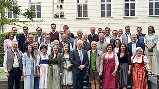 Die Besuchergruppe aus dem Landkreis Regen um Landrat Ronny Raith, Mitarbeiter aus dem Bundesministerium für Landwirtschaft, Ernährung und Heimat sowie den niederbayerischen Bundesminister Alois Rainer.