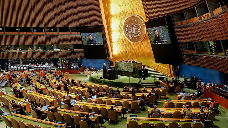 Selenskyj auf den Bildschirmen im Sitzungssaal der UN-Generaldebatte in New York. Selenskyj auf den Bildschirmen im Sitzungssaal der UN-Generaldebatte in New York.