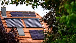 Das Bundeswirtschaftsministerium will die Förderung für kleine Solaranlagen ab 2027 schrittweise streichen. Das Bundeswirtschaftsministerium will die Förderung für kleine Solaranlagen ab 2027 schrittweise streichen.