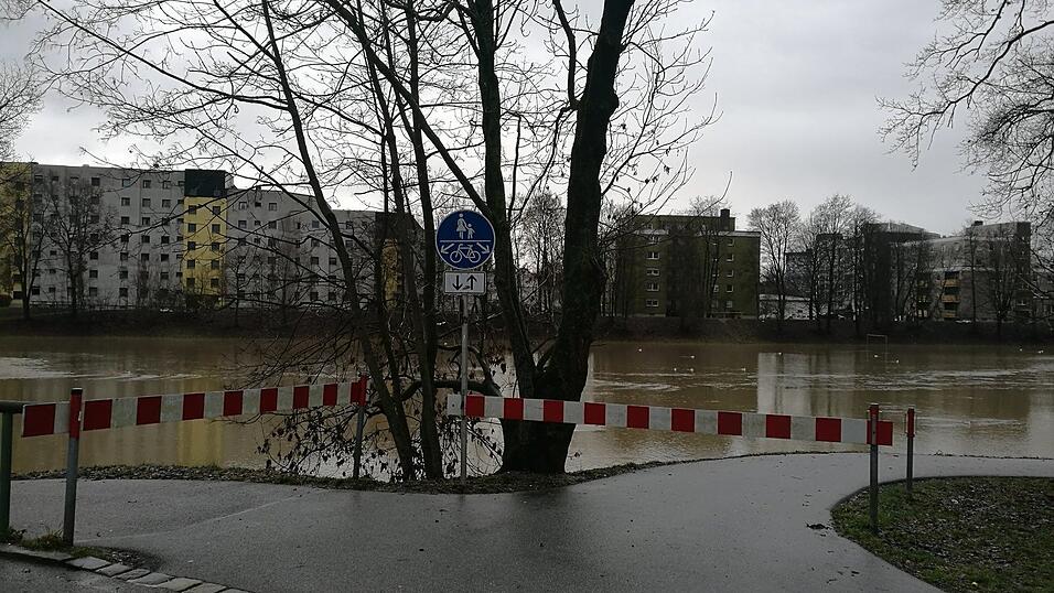 Die Flutmulde ist gesperrt, weil die Pfettrach &uuml;ber die Ufer getreten ist.