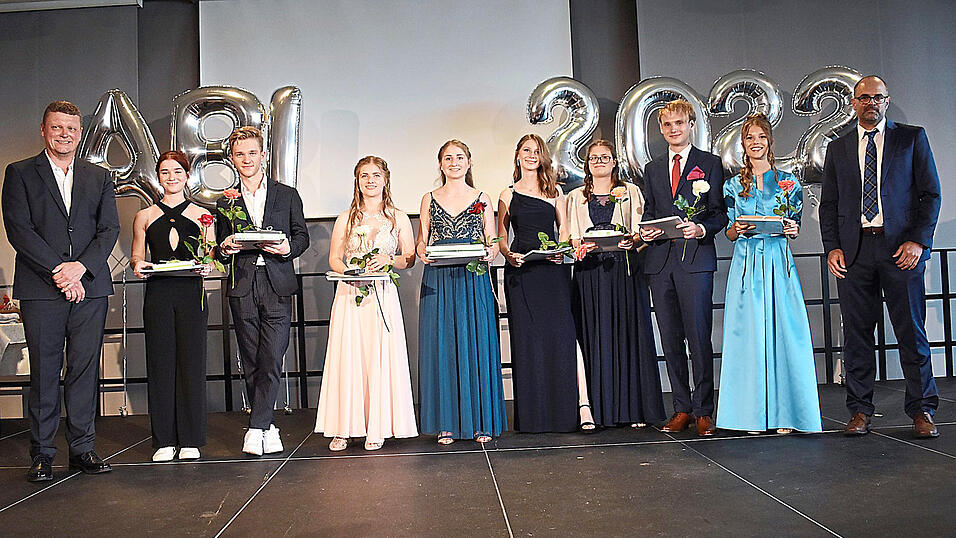 Stolz auf ihr Einser-Abitur sind diese GGM-Absolventen, ebenso wie Studiendirektor Alexander Wildgans (links) und Kollegstufenbetreuer Robert Wittl (rechts).