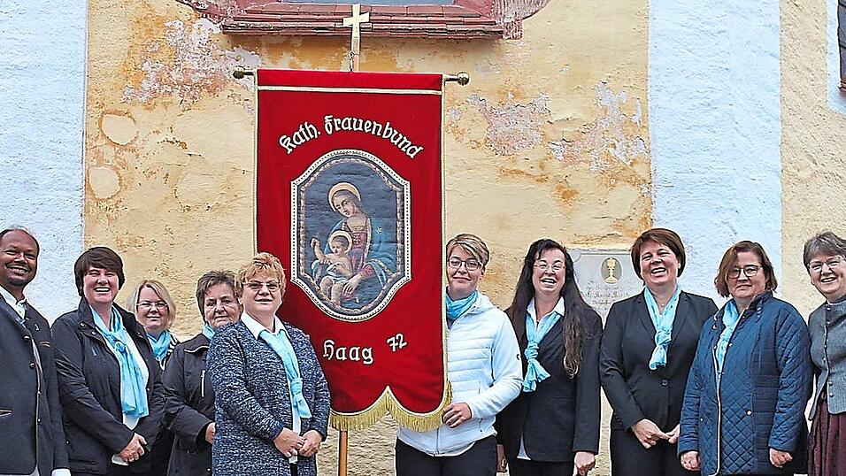 Die Vorstandschaft des Frauenbundes präsentierte die restaurierte Fahne: (v. l.) Pater Ignatius, Renate Sorg, Erika Grassl, Irmingard Strejc, Marianne Schwaiger, Franziska Daumoser, Brigitte Schranner, Heike Huber, Ursula Schwaiger und Bezirksleiterin Monika Berger.