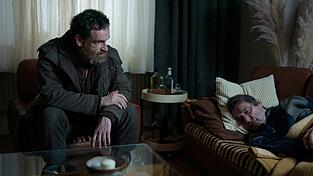 Peter Faber (Jörg Hartmann, l) bei seinem Vater Josef Faber (Wolfgang Rüter) in einer Szene des 'Tatort: Du bleibst hier' (undatierte Filmszene). Der Krimi aus läuft am 15.01.2023 im Ersten. Peter Faber (Jörg Hartmann, l) bei seinem Vater Josef Faber (Wolfgang Rüter) in einer Szene des 'Tatort: Du bleibst hier' (undatierte Filmszene). Der Krimi aus läuft am 15.01.2023 im Ersten.