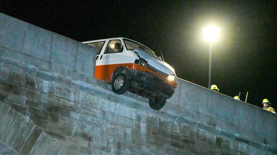 Ein&nbsp;VW-Bus blieb im M&auml;rz 2023 im Gel&auml;nder der Steinernen Br&uuml;cke stecken.