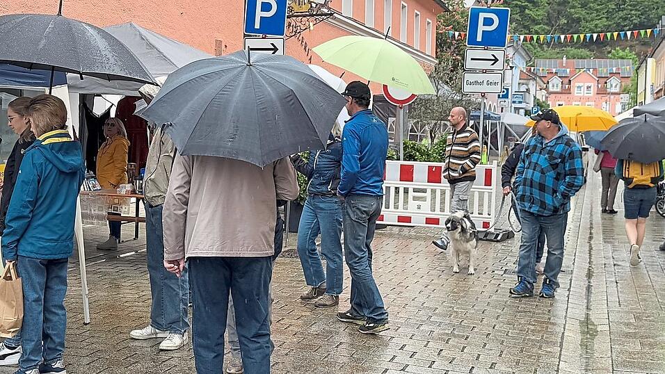 Bis zum fr&uuml;hen Nachmittag dominierten Plastikt&uuml;ten &uuml;ber den Auslagen und aufgespannte Regenschirme das Bild in der zun&auml;chst recht leeren Ludwigstra&szlig;e. Mit jedem Regenschirm, der eingeklappt werden konnte, f&uuml;llte sich die Stra&szlig;e dann aber sp&uuml;rbar.
