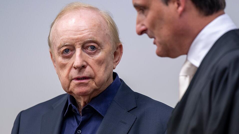 Schuhbeck mit seinem Anwalt Norbert Scharf.