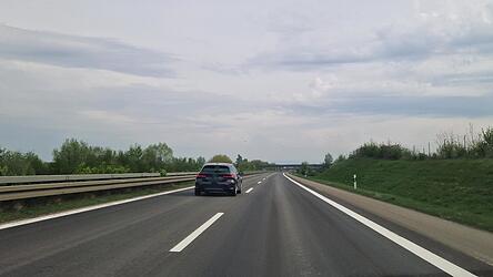 Zwischen Landau und Wallersdorf-West ist die Fahrbahn bereits erneuert worden, jetzt geht es mit dem Teilst&uuml;ck bis Wallersdorf-Nord weiter. Am Freitag ab 21 Uhr wird die A 92 gesperrt.