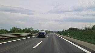 Zwischen Landau und Wallersdorf-West ist die Fahrbahn bereits erneuert worden, jetzt geht es mit dem Teilst&uuml;ck bis Wallersdorf-Nord weiter. Am Freitag ab 21 Uhr wird die A 92 gesperrt.