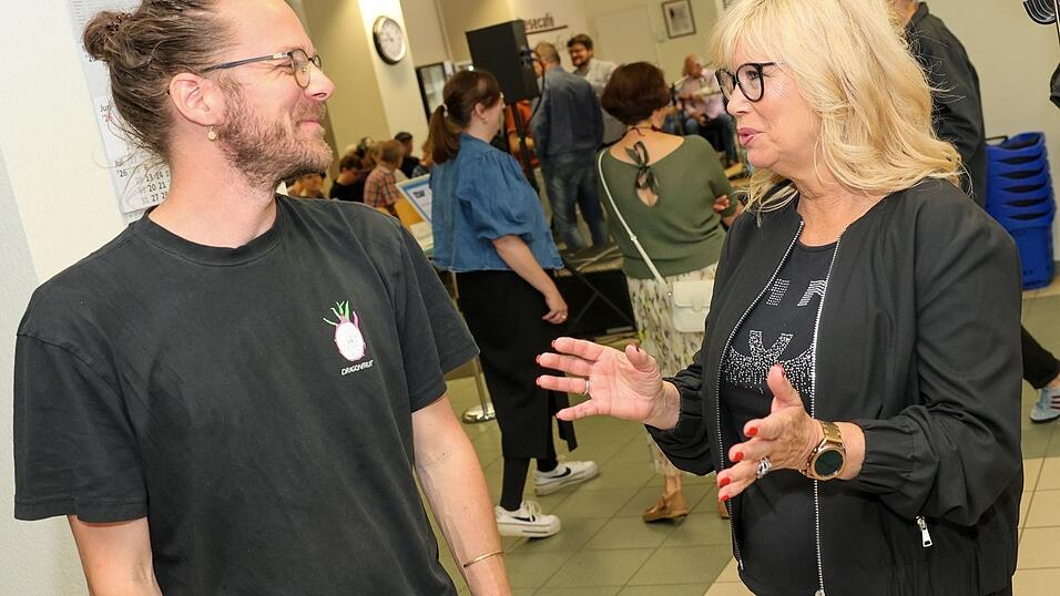 Vor der Lesung tauschten sich Autor Arne Semsrott und Magdeburgs Oberb&uuml;rgermeisterin Simone Borris (parteilos) aus.