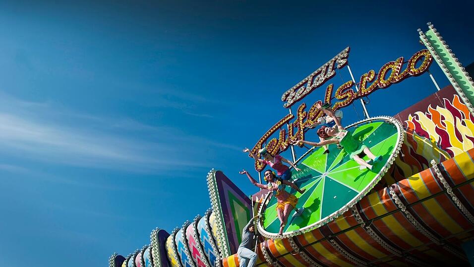 Das Teufelsrad auf dem Münchner Oktoberfest hat die Figuren über dem Eingang überarbeitet. Hier sind sie im ursprünglichen Zustand zu sehen. Das Teufelsrad auf dem Münchner Oktoberfest hat die Figuren über dem Eingang überarbeitet. Hier sind sie im ursprünglichen Zustand zu sehen.