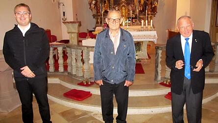 Max M&uuml;hlbauer (Mitte) geh&ouml;rt seit 60 Jahren der MMC Grafenwiesen an. Obmann Joachim Bauer (li.) und Zentralpr&auml;ses Pater Schwemmer aus Cham &uuml;bernahmen die Ehrung.
