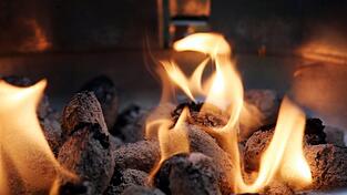 Beim Grillen zog sich eine 14-j&auml;hrige Sch&uuml;lerin am Donnerstag in Aham (Kreis Landshut) durch eine Verpuffung schwere Verletzungen zu. (Symbolbild)