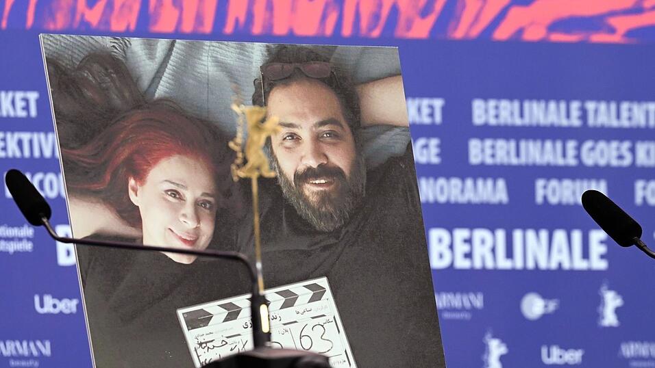 Ein Foto der beiden Regisseure Maryam Moghaddam (l) und Behtash Sanaeeha (r) auf der Berlinale-Pressekonferenz, die die beiden nicht besuchen konnten.