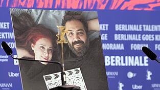 Ein Foto der beiden Regisseure Maryam Moghaddam (l) und Behtash Sanaeeha (r) auf der Berlinale-Pressekonferenz, die die beiden nicht besuchen konnten. Ein Foto der beiden Regisseure Maryam Moghaddam (l) und Behtash Sanaeeha (r) auf der Berlinale-Pressekonferenz, die die beiden nicht besuchen konnten.