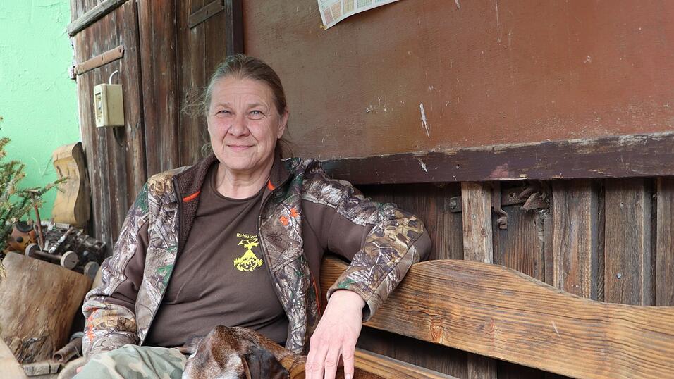 Anne-Marie Prem sitzt auf ihrem Hof auf einer Bank. An sie kuschelt sich ihr &auml;ltester Hund, den 13 Jahre alten Bergschwei&szlig;hund bekam Prem mit sieben Monaten.