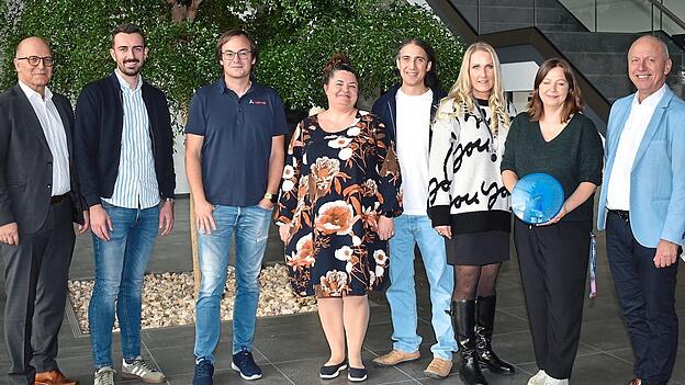 Bei der Präsentation des Preises „Bester Arbeitgeber“ (von links) Christian Hunger und Tobias Wittmann von Delta, Tobias Mirwald, Anna und Johannes Boesl, Julitta Hochholzer und Bettina Meier, alle von Adito und Bürgermeister Josef Reff.