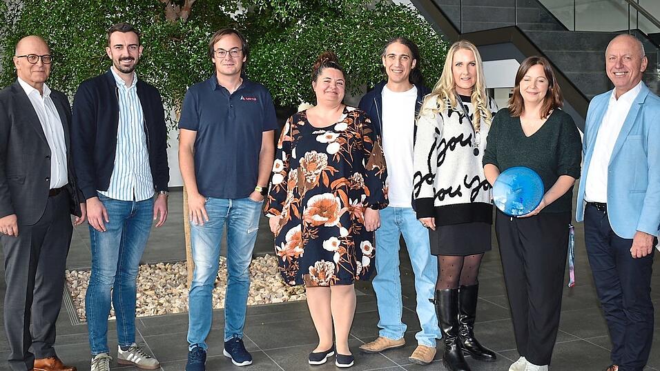 Bei der Präsentation des Preises „Bester Arbeitgeber“ (von links) Christian Hunger und Tobias Wittmann von Delta, Tobias Mirwald, Anna und Johannes Boesl, Julitta Hochholzer und Bettina Meier, alle von Adito und Bürgermeister Josef Reff.