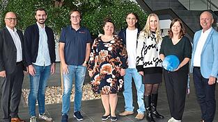 Bei der Präsentation des Preises „Bester Arbeitgeber“ (von links) Christian Hunger und Tobias Wittmann von Delta, Tobias Mirwald, Anna und Johannes Boesl, Julitta Hochholzer und Bettina Meier, alle von Adito und Bürgermeister Josef Reff. Bei der Präsentation des Preises „Bester Arbeitgeber“ (von links) Christian Hunger und Tobias Wittmann von Delta, Tobias Mirwald, Anna und Johannes Boesl, Julitta Hochholzer und Bettina Meier, alle von Adito und Bürgermeister Josef Reff.