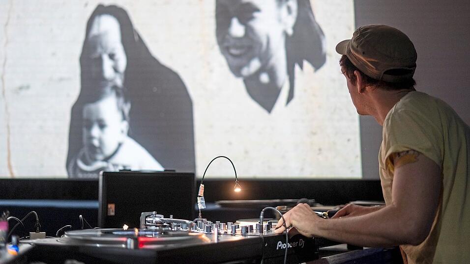 Bei den beliebten Plattenfilmen werden die Kurzstreifen live im Kinosaal an Plattenspielern musikalisch umrahmt.