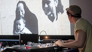 Bei den beliebten Plattenfilmen werden die Kurzstreifen live im Kinosaal an Plattenspielern musikalisch umrahmt.