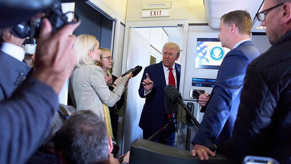 US-Pr&auml;sident Donald Trump (M) erkl&auml;rt an Bord der Air Force One den Gaza-Krieg f&uuml;r beendet. (Archivbild)
