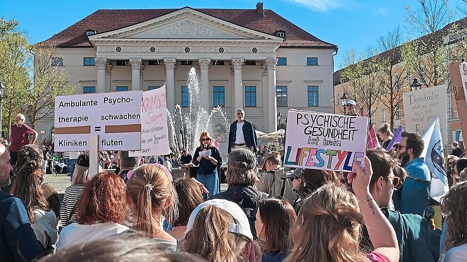 200 Menschen demonstrierten am Samstag in Regensburg gegen K&uuml;rzungen f&uuml;r Sozialleistungen, vor allem in der Psychotherapie.