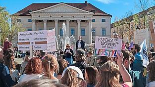 200 Menschen demonstrierten am Samstag in Regensburg gegen K&uuml;rzungen f&uuml;r Sozialleistungen, vor allem in der Psychotherapie.