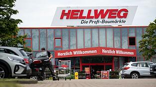 Die Baumarktkette Hellweg und die Tochtergesellschaft BayWa Bau- und Gartenmärkte hatten im Juni Insolvenz in Eigenverwaltung angemeldet. Laut Sanierungsgeschäfsführung werden viele Filialen wohl bleiben, nicht aber die Zentralen in Dortmund und Garching. (Archivbild) Die Baumarktkette Hellweg und die Tochtergesellschaft BayWa Bau- und Gartenmärkte hatten im Juni Insolvenz in Eigenverwaltung angemeldet. Laut Sanierungsgeschäfsführung werden viele Filialen wohl bleiben, nicht aber die Zentralen in Dortmund und Garching. (Archivbild)