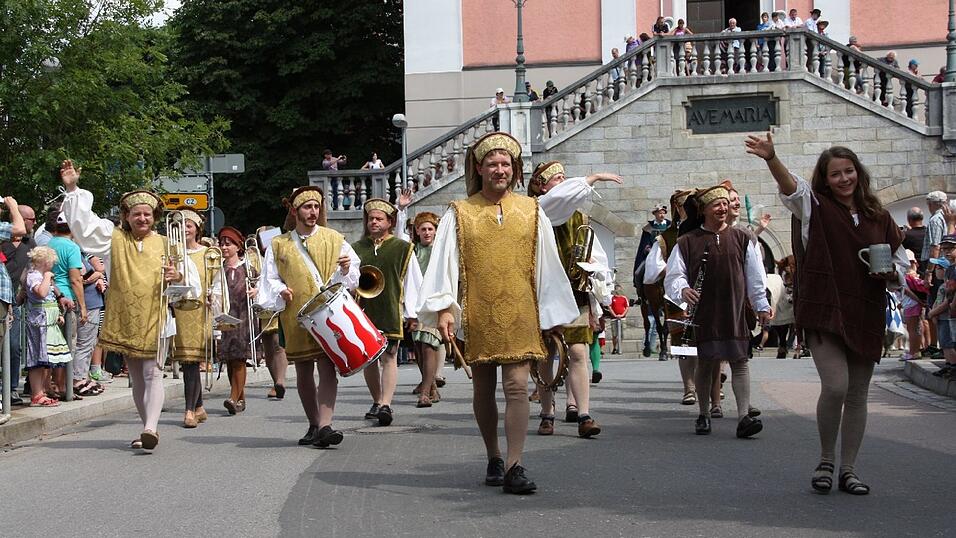 Die schönsten Augenblicke des historischen Drachenstich-Festzuges 2016. Die schönsten Augenblicke des historischen Drachenstich-Festzuges 2016.