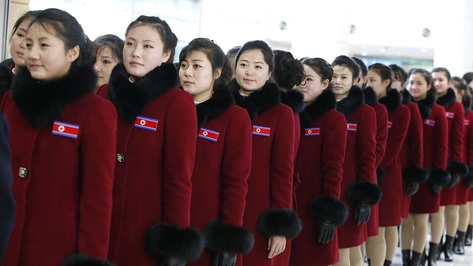 Die nordkoreanischen Cheerleader auf dem Weg nach Hause. Die nordkoreanischen Cheerleader auf dem Weg nach Hause.