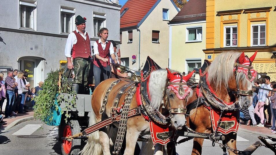 Viele Besucher verfolgten am Sonntag den Umzug auf dem Vilsbiburger Stadtplatz. Viele Besucher verfolgten am Sonntag den Umzug auf dem Vilsbiburger Stadtplatz.