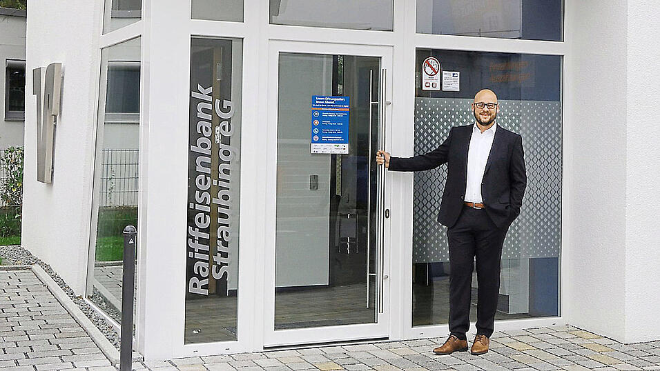 Geld abheben, Kontoauszüge ausdrucken und sich per Videozuschaltung beraten lassen. Diesen teilweise neuartigen Service kann Theodor Menauer, Leiter des Bereichs Organisation/IT bei der Raiffeisenbank Straubing, den Kunden in der neuen Filiale in Bogen anbieten. Geld abheben, Kontoauszüge ausdrucken und sich per Videozuschaltung beraten lassen. Diesen teilweise neuartigen Service kann Theodor Menauer, Leiter des Bereichs Organisation/IT bei der Raiffeisenbank Straubing, den Kunden in der neuen Filiale in Bogen anbieten.