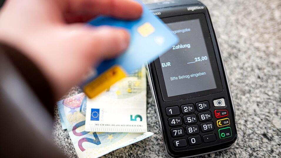 Sowohl zu Hause als auch im Ausland greift zum Bezahlen nur noch gut ein Drittel der Deutschen auf Bargeld zurück. (Symbolbild) Sowohl zu Hause als auch im Ausland greift zum Bezahlen nur noch gut ein Drittel der Deutschen auf Bargeld zurück. (Symbolbild)