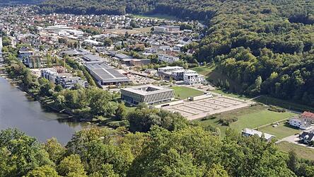 Aus einer Industrieruine entstand innerhalb von 30 Jahren auf dem Gelände am Donauufer ein schmuckes Gewerbegebiet. Hinter dieser Entwicklung steht die Donau Wirtschafts GmbH, an der Landkreis, Stadt und Kreissparkasse Kelheim zu gleichen Teilen beteiligt sind. Aus einer Industrieruine entstand innerhalb von 30 Jahren auf dem Gelände am Donauufer ein schmuckes Gewerbegebiet. Hinter dieser Entwicklung steht die Donau Wirtschafts GmbH, an der Landkreis, Stadt und Kreissparkasse Kelheim zu gleichen Teilen beteiligt sind.