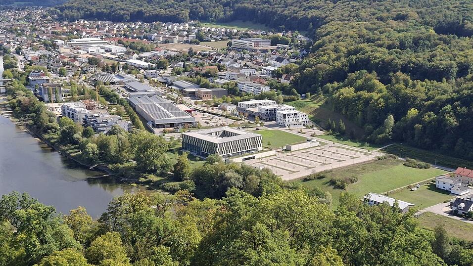Aus einer Industrieruine entstand innerhalb von 30 Jahren auf dem Gelände am Donauufer ein schmuckes Gewerbegebiet. Hinter dieser Entwicklung steht die Donau Wirtschafts GmbH, an der Landkreis, Stadt und Kreissparkasse Kelheim zu gleichen Teilen beteiligt sind. Aus einer Industrieruine entstand innerhalb von 30 Jahren auf dem Gelände am Donauufer ein schmuckes Gewerbegebiet. Hinter dieser Entwicklung steht die Donau Wirtschafts GmbH, an der Landkreis, Stadt und Kreissparkasse Kelheim zu gleichen Teilen beteiligt sind.