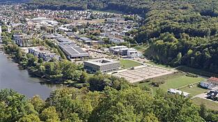 Aus einer Industrieruine entstand innerhalb von 30 Jahren auf dem Gelände am Donauufer ein schmuckes Gewerbegebiet. Hinter dieser Entwicklung steht die Donau Wirtschafts GmbH, an der Landkreis, Stadt und Kreissparkasse Kelheim zu gleichen Teilen beteiligt sind. Aus einer Industrieruine entstand innerhalb von 30 Jahren auf dem Gelände am Donauufer ein schmuckes Gewerbegebiet. Hinter dieser Entwicklung steht die Donau Wirtschafts GmbH, an der Landkreis, Stadt und Kreissparkasse Kelheim zu gleichen Teilen beteiligt sind.