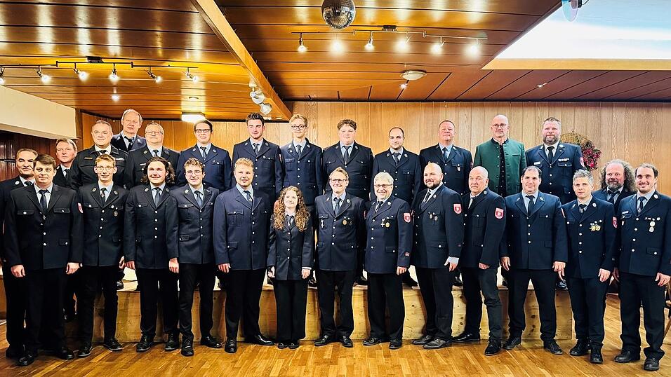 Die geehrten und beförderten Mitglieder zusammen mit Bürgermeister Andreas Strauß (2. Reihe, 2.v.r.), Kreisbrandinspektor Deller (3.v.l.), Kreisbrandmeister Wagner (2. Reihe, 1.v.r). Die geehrten und beförderten Mitglieder zusammen mit Bürgermeister Andreas Strauß (2. Reihe, 2.v.r.), Kreisbrandinspektor Deller (3.v.l.), Kreisbrandmeister Wagner (2. Reihe, 1.v.r).