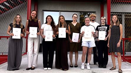 Die ausgezeichneten Volont&auml;re (v.l.): Julia Rabenbauer, Hannah Sochor, Clio Sailer, Daria Hageneder, Romina Schmid, Katja Bernkopf, Matthias Antholzer und Marie-Kristin Biener.&nbsp;Miriam Graf, stellvertretende Gesamtredaktionsleiterin und Volont&auml;rsbeauftragte (rechts), hatte ihnen ihre Urkunden in der Attenkofer-Akademie in Straubing &uuml;bergeben.