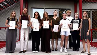 Die ausgezeichneten Volontäre (v.l.): Julia Rabenbauer, Hannah Sochor, Clio Sailer, Daria Hageneder, Romina Schmid, Katja Bernkopf, Matthias Antholzer und Marie-Kristin Biener. Miriam Graf, stellvertretende Gesamtredaktionsleiterin und Volontärsbeauftragte (rechts), hatte ihnen ihre Urkunden in der Attenkofer-Akademie in Straubing übergeben. Die ausgezeichneten Volontäre (v.l.): Julia Rabenbauer, Hannah Sochor, Clio Sailer, Daria Hageneder, Romina Schmid, Katja Bernkopf, Matthias Antholzer und Marie-Kristin Biener. Miriam Graf, stellvertretende Gesamtredaktionsleiterin und Volontärsbeauftragte (rechts), hatte ihnen ihre Urkunden in der Attenkofer-Akademie in Straubing übergeben.