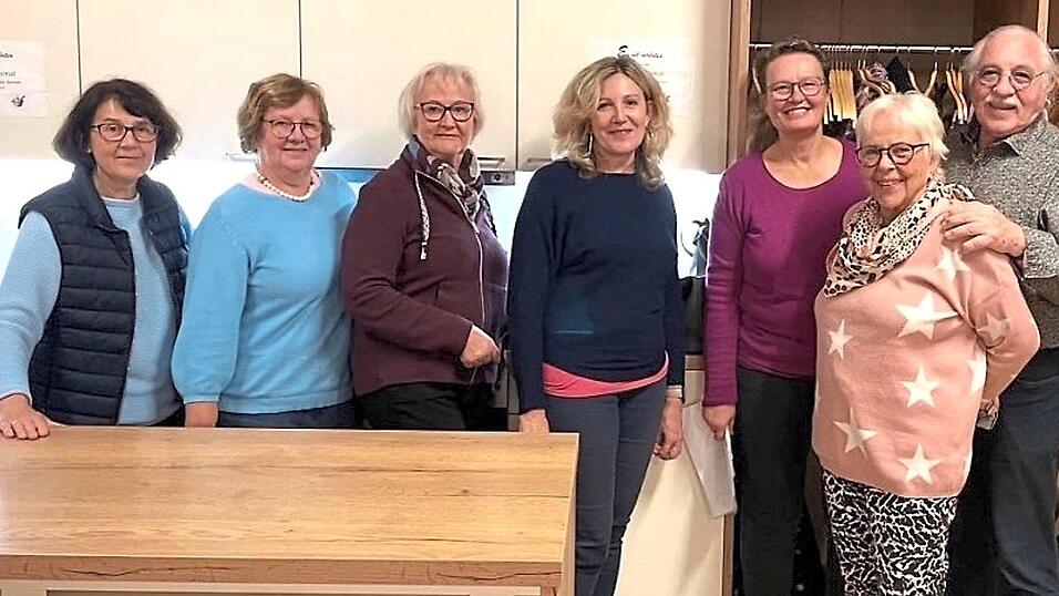 Die Macherinnen des Frauenfilmabends (v.l.): von der kfd Johanna Ranft, Helga Zehetmaier, vom KulturMarkt Monica Baumann, Jutta Paulini und Steffi Weltrich-Streit und der Kümmerer Peter Bisaha mit Ehefrau. Die Macherinnen des Frauenfilmabends (v.l.): von der kfd Johanna Ranft, Helga Zehetmaier, vom KulturMarkt Monica Baumann, Jutta Paulini und Steffi Weltrich-Streit und der Kümmerer Peter Bisaha mit Ehefrau.