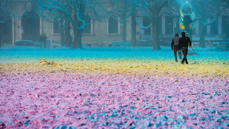 Minus drei Grad müssen es schon sein: Mit Schneekanonen zaubert Künstler Philipp Messner in München nicht nur eine Winterlandschaft vor die Alte Pinakothek. Minus drei Grad müssen es schon sein: Mit Schneekanonen zaubert Künstler Philipp Messner in München nicht nur eine Winterlandschaft vor die Alte Pinakothek.
