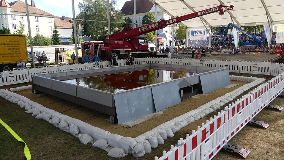 Hunderte freiwillige Helfer haben angepackt und zusammen mit den beiden Initiatoren Werner Biersack und Rudi Dietl das XXL-Schnitzel vorbereitet und gebraten. Das Spektakel vor einem Jahr lockte Tausende Besucher nach Mengkofen.