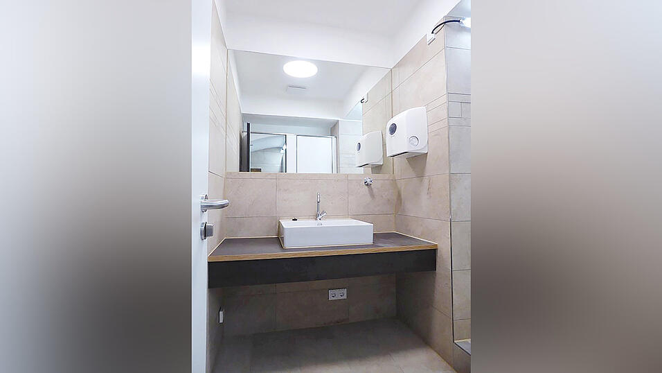 Diese Vorher-Nachher-Fotos zeigen deutlich, dass die Sanierung der alten Toiletten im Stadtturmdurchgang &uuml;berf&auml;llig war. Der zur Verf&uuml;gung stehende Platz ist nicht mehr geworden, weshalb die Toiletten nicht barrierefrei sind.