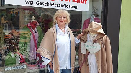 Christine Moser verabschiedet sich nach zwei Jahrzehnten aus der Chamer Innenstadt. Schweren Herzens, aber mit Vorfreude auf das Leben nach der Selbstständigkeit. Christine Moser verabschiedet sich nach zwei Jahrzehnten aus der Chamer Innenstadt. Schweren Herzens, aber mit Vorfreude auf das Leben nach der Selbstständigkeit.