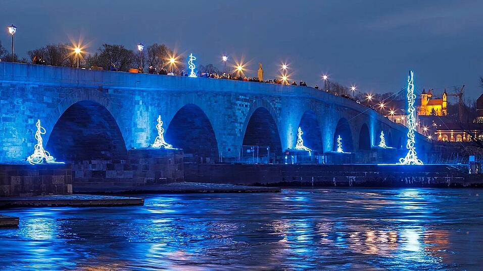 Bei der ersten Ausgabe des Relight-Festivals war Lichtkunst unter anderem an der Steinernen Brücke zu sehen. Im nächsten März kommt das Festival zurück nach Regensburg. Bei der ersten Ausgabe des Relight-Festivals war Lichtkunst unter anderem an der Steinernen Brücke zu sehen. Im nächsten März kommt das Festival zurück nach Regensburg.