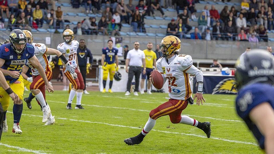 US-Quarterback Cameron Yowell (Nummer 12) und die Regensburg Phoenix spielen an diesem Samstag zuhause. US-Quarterback Cameron Yowell (Nummer 12) und die Regensburg Phoenix spielen an diesem Samstag zuhause.