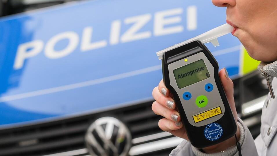 Die Polizei hat einen Lastwagenfahrer mit rund zwei Promille auf der Autobahn gestoppt. (Symbolbild) Die Polizei hat einen Lastwagenfahrer mit rund zwei Promille auf der Autobahn gestoppt. (Symbolbild)