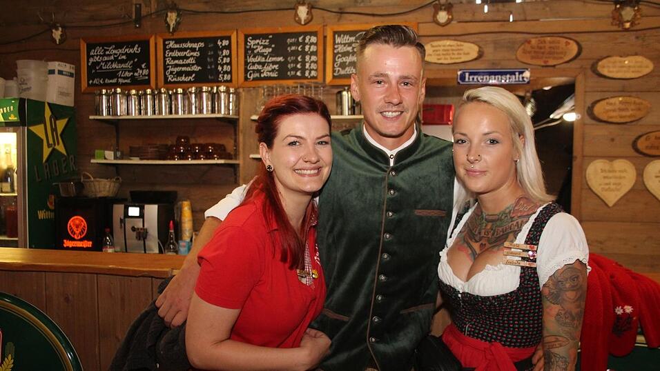 Viele Landshuter feierten am Freitagabend auf der Bartlmädult. Viele Landshuter feierten am Freitagabend auf der Bartlmädult.